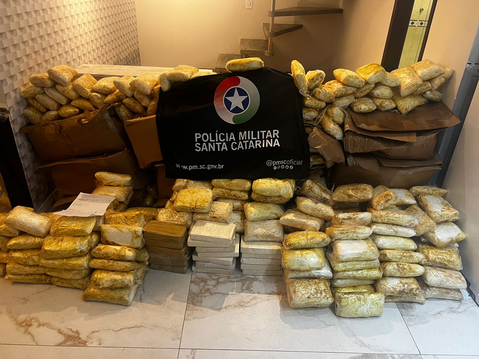 Cocaína estava em imóvel alugado na cidade de Balneário Piçarras Cocaína estava em imóvel alugado na cidade de Balneário Piçarras